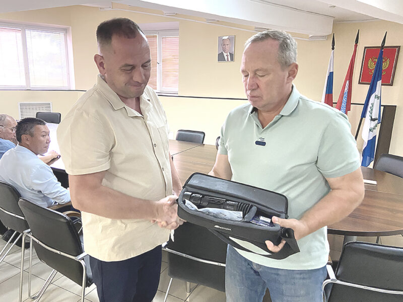Мэр района Алексей Шульц вручил участнику СВО Александру Павлову прибор ночного видения.